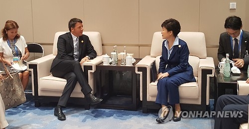 President Park Geun-hye hold talks with her Italian counterpart Matteo Renzi on the sidelines of the summit of the Group of 20 leading economies in Hangzhou, eastern China, on Sept. 5, 2016. (Yonhap)