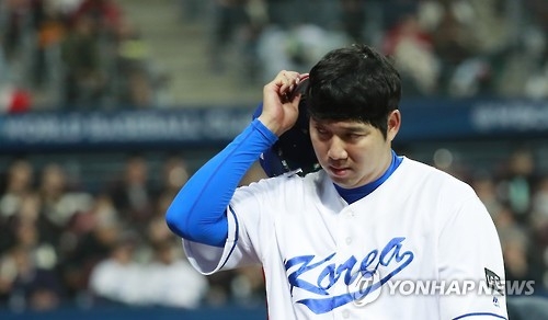 South Korean starter Chang Won-jun scratches his head after completing the fourth inning against Israel at the World Baseball Classic at Gocheok Sky Dome in Seoul on March 6, 2017. (Yonhap)