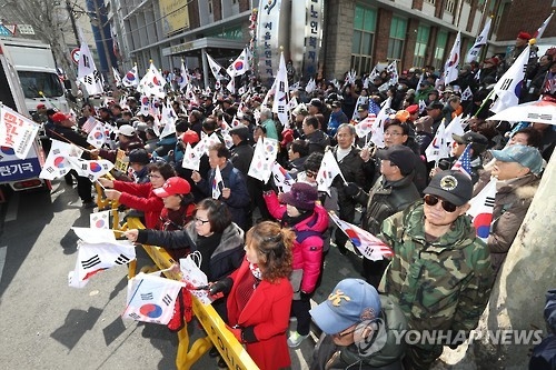President Park Geun-hye's supporters hold a rally across the Constitutional Court in central Seoul on March 9, 2017, as the court will deliver its ruling on the scandal-hit president's impeachment the following day. (Yonhap)