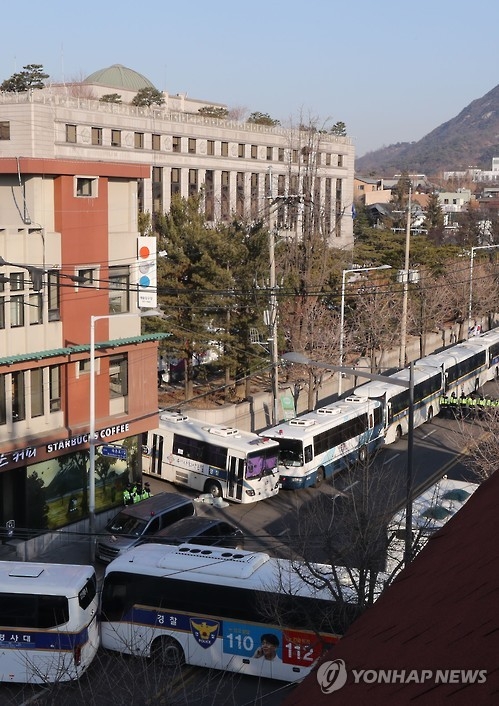 Police buses are deployed back-to-back around the Constitutional Court in Seoul on March 10, 2017, as police strengthen security at the court, which will rule on whether to impeach President Park Geun-hye the same day. (Yonhap)
