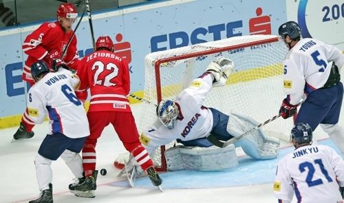 In this photo provided by Hockey Photo, South Korean goalie Matt Dalton (C) makes a stop on Poland during their round-robin game at the International Ice Hockey Federation (IIHF) World Championship Division I Group A at Palace of Sports in Kiev, Ukraine, on April 22, 2017. (Yonhap)