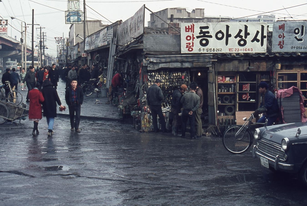 This photo, provided by the National Archives of Korea on April 24, 2017, shows central Seoul in the late 1960s as taken by Neil Mishalov, who served in U.S. Forces Korea from 1968 to 1969. (Yonhap) 