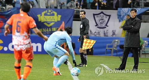 In this file photo taken on Feb. 22, 2017, Jiangsu FC's South Korean coach Choi Yong-soo (R) give directions to his players during the AFC Champions League Group H match at Jeju World Cup Stadium in Seogwipo, Jeju Island. (Yonhap)