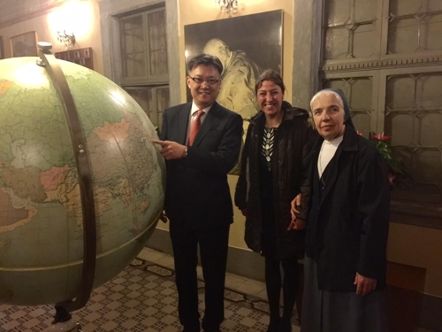 South Korean Consul General in Milan Chang Jae-bok (L) and art conservationist Nella Poggi, attend a press conference at the town hall of Sotto il Monte Giovanni Ventitre near Italy's Bergamo on April 28, 2017, to mark the completion of the restoration of a globe at a museum dedicated to Pope John XXIII by using the Korean traditional paper "hanji," in this provided photo. (Yonhap)