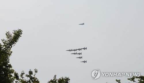 South Korean Air Force fighters in formation flying. (Yonhap file photo)