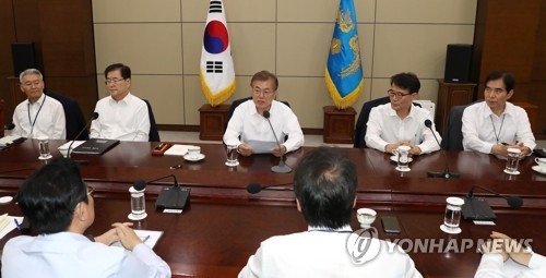 President Moon Jae-in (back row, C) speaks in a weekly meeting with his senior secretaries held at the presidential office Cheong Wa Dae on May 29, 2017. (Yonhap)