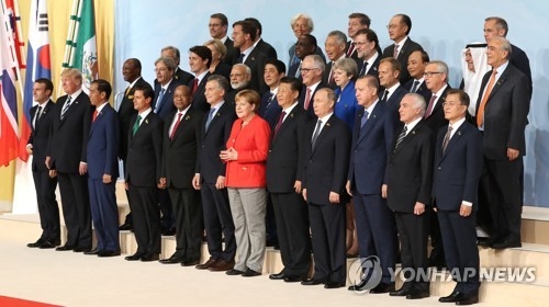 South Korean President Moon Jae-in (front row, R) and leaders from other leading nations and international organizations, including German Chancellor and G-20 host Angela Merkel (front row, sixth from R), pose for an official picture at the Group of 20 summit in Hamburg, Germany, on July 7, 2017. (Yonhap)