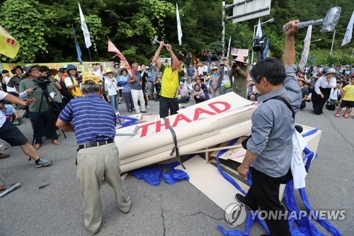 Residents in Seongju, North Gyeongsang Province, stage a performance protesting the deployment of THAAD in this undated file photo. (Yonhap)