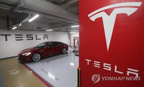 In this photo taken on May 25, 2017, Tesla's Model S 90D sedan charges using a supercharger at a charging station located in the Grand Interncontinental Hotel in southern Seoul. (Yonhap) 