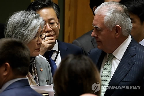 This photo provided by EPA shows South Korean Foreign Minister Kang Kyung-wha (L) talking to U.S. Secretary of State Rex Tillerson at a United Nations meeting in New York on Sept. 21, 2017. (Yonhap)