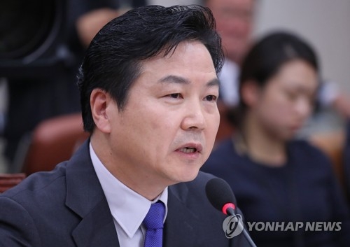 Venture minister nominee Hong Jong-haak speaks during a parliamentary confirmation hearing at the National Assembly in Seoul on Nov. 10, 2017. (Yonhap)