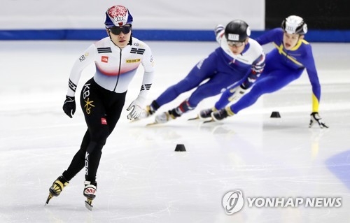 Seo Yi-ra of South Korea (L) skates to the finish line during the men's 1,000m heats at the International Skating Union World Cup Short Track Speed Skating at Mokdong Ice Rink in Seoul on Nov. 17, 2017. (Yonhap)
