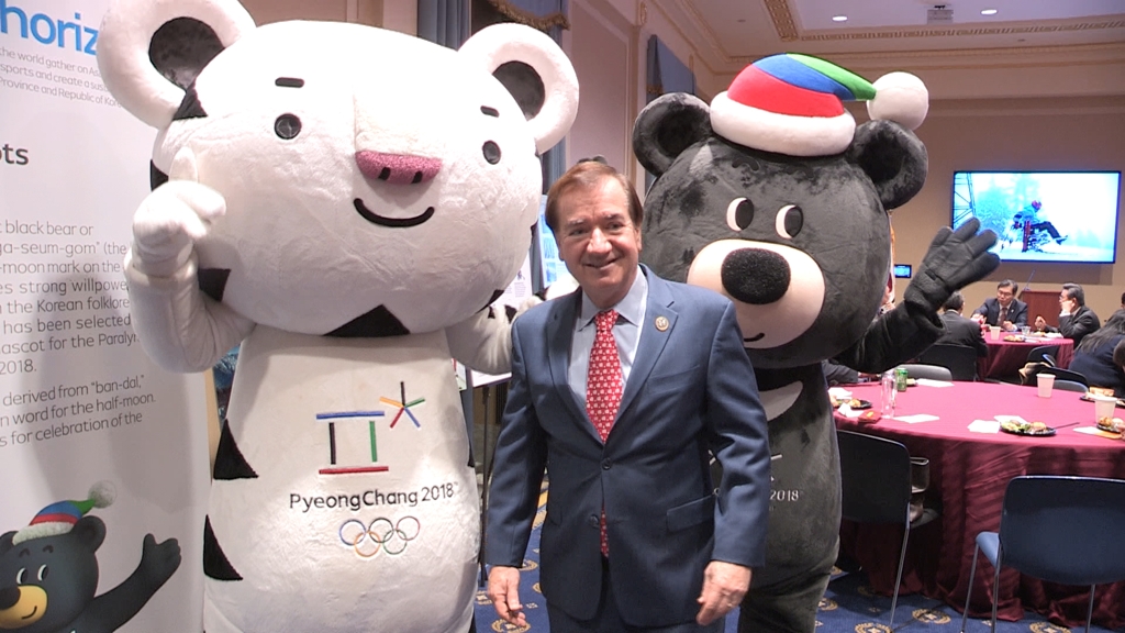 Rep. Ed Royce (R-CA) poses with Soohorang (L) and Bandabi, the mascots for the PyeongChang Winter Olympics, at a promotional event held at the U.S. Congress in Washington on Dec. 11, 2017. (Yonhap)
