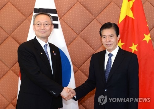 Paik Un-gyu (L), South Korea's ministry of trade, industry and energy, meets his Chinese counterpart Zhong Shan in Beijing on Dec. 15, 2017, in this photo provided by his ministry. (Yonhap)