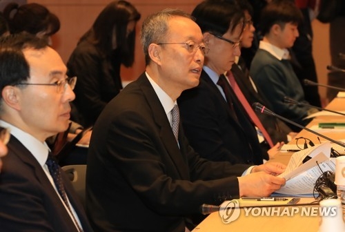 Paik Un-gyu, minister of trade, industry and energy, speaks during a meeting with senior officials from Korean steelmakers at the Convention and Exhibition Center (COEX) in Seoul on March 9, 2018. (Yonhap)