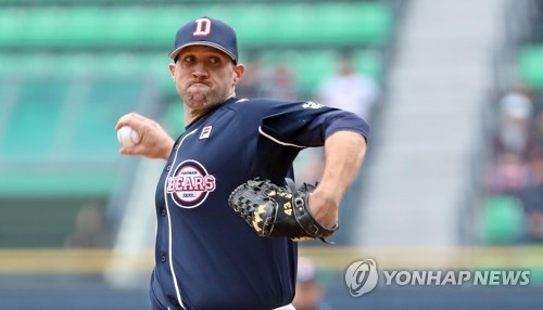 Josh Lindblom of the Doosan Bears throws a pitch against the LG Twins in the teams' Korea Baseball Organization preseason game at Jamsil Stadium in Seoul on March 18, 2018. (Yonhap)