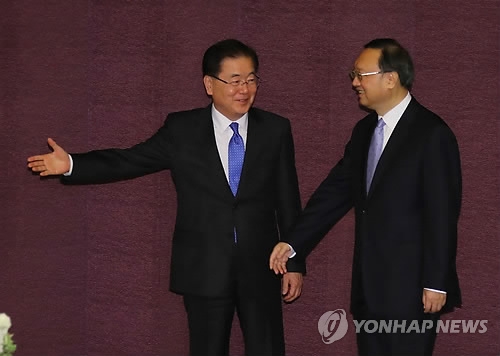 Chung Eui-yong (L), top security advisor to South Korean President Moon Jae-in, ushers Chinese State Councilor Yang Jiechi into the venue for their talks at a Seoul hotel on March 29, 2018. (Yonhap)