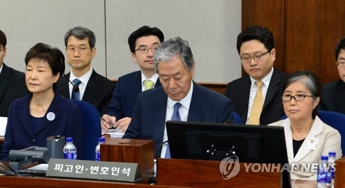 In this file photo, former President Park Geun-hye (1st from L) sits with her longtime friend Choi Soon-sil (1st from R) for her trial at the Seoul Central District Court in Seoul on May 23, 2017. (Yonhap)
