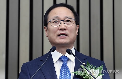 This photo, taken May 11, 2018, shows Rep. Hong Young-pyo of the ruling Democratic Party (DP). He was elected as the DP's new floor leader, replacing Rep. Woo Won-shik. (Yonhap)
