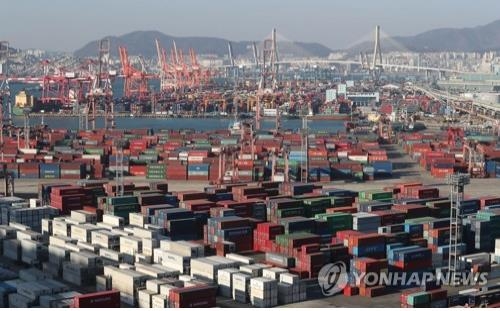 Containers carrying export goods are stacked on the piers of South Korea's largest port city, Busan, on Jan. 1, 2018. (Yonhap)