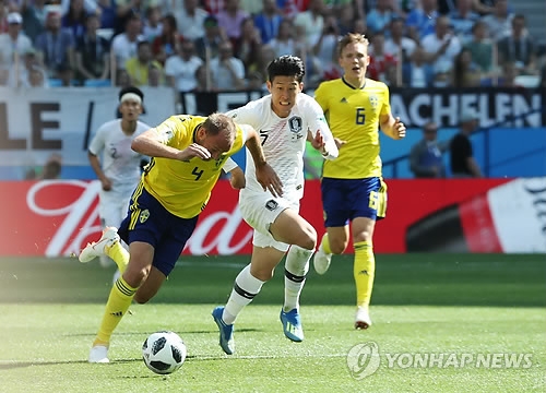 South Korea's Son Heung-min (C) vies for the ball against Sweden's Andreas Granqvist during the 2018 FIFA World Cup Group F match between South Korea and Sweden at Nizhny Novgorod Stadium in Nizhny Novgorod, Russia, on June 18, 2018. (Yonhap)