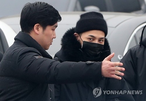G-Dragon, a member of South Korean boy band BIGBANG, enters boot camp in Cheorwon, 90km northeast of Seoul, on Feb. 27, 2018, to fulfill his obligatory military service. (Yonhap) 