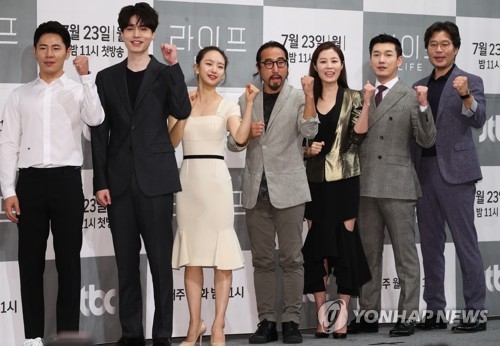 The cast of the new JTBC TV series "Life" pose for photos during a press conference in southern Seoul on July 23, 2018. (Yonhap) 