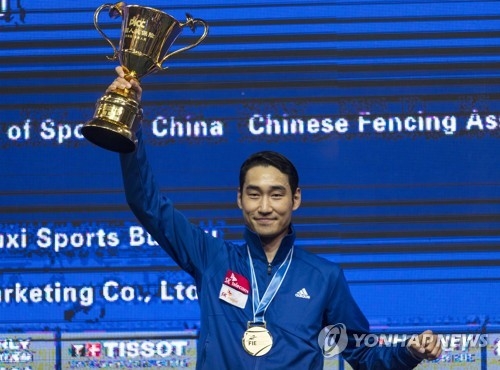 In this EPA file photo from July 22, 2018, Kim Jung-hwan of South Korea hoists the winner's trophy after capturing the men's individual sabre title at the 2018 World Fencing Championships in Wuxi, China. (Yonhap)