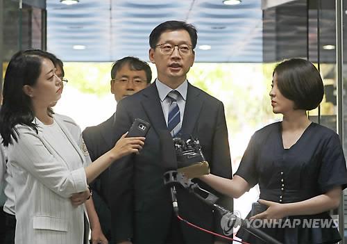 South Gyeongsang Province Gov. Kim Kyoung-soo takes questions from reporters as he arrives at a local court that will review the special prosecution's request for his arrest warrant on Aug. 16, 2018. (Yonhap)