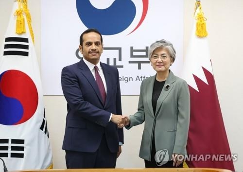Foreign Minister Kang Kyung-wha (R) shakes hands with her Qatari counterpart, Mohammed bin Abdulrahman bin Jassim Al Thani, before their talks in the foreign ministry's building in Seoul on Aug. 17, 2018. (Yonhap)