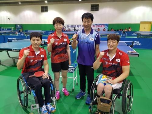 South Korea's para table tennis team head coach Moon Chang-joo (2nd from R) poses with players at the Icheon Training Center in Icheon, Gyeonggi Province, on Sept. 19, 2018. (Yonhap)
