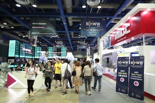In this photo provided by Korea Creative Content Agency, visitors look around the 2018 BroadCast WorldWide, which ran from Sept. 4-7 at the Convention & Exhibition Center (COEX) in southern Seoul. (Yonhap)