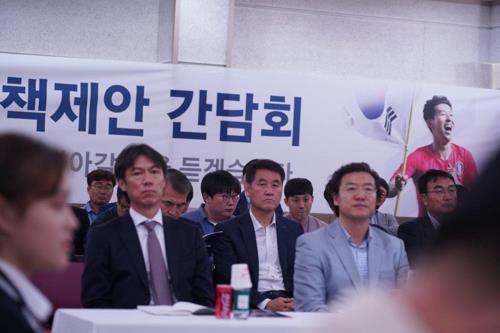 Korea Football Association (KFA) General Secretary Hong Myung-bo (R) and KFA national team coach appointment committee chief Kim Pan-gon attend a hearing for the national football team development in Seoul on Sept. 20, 2018. (Yonhap)