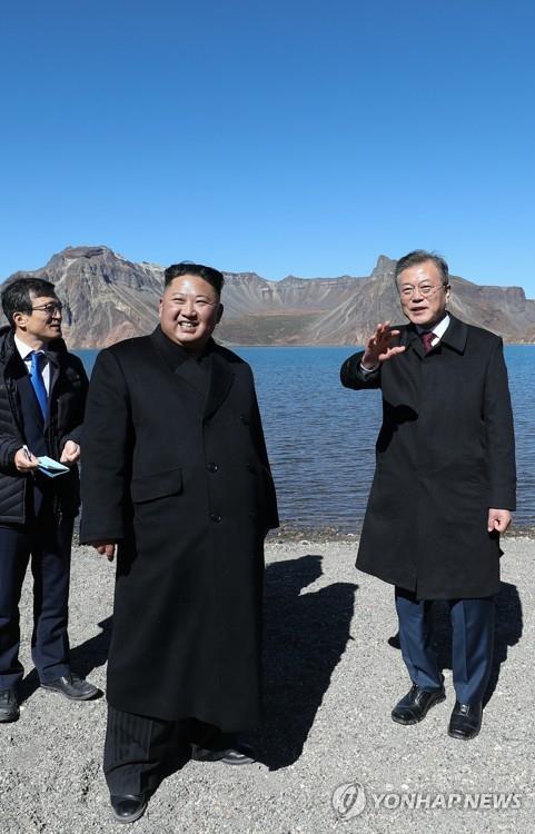 South Korean President Moon Jae-in (R) and North Korean leader Kim Jong-un look around Chonji, a crater lake at the top of Mount Paekdu, on Sept. 20, 2018, the last day of Moon's three-day North Korea visit. The leaders traveled to the tallest mountain on the Korean Peninsula, also accessible from the Chinese border, from the rarely opened North Korean side. (Pool photo) (Yonhap)