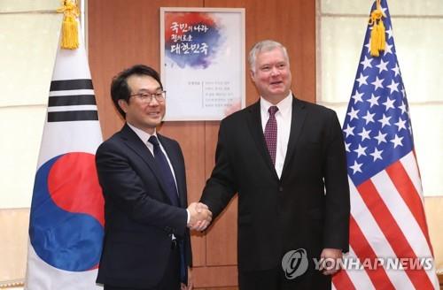 This file photo taken on Sept. 11, 2018, shows South Korea's top nuclear envoy Lee Do-hoon (L) shakings hands with U.S. Special Representative for North Korea Stephen Biegun ahead of their talks in Seoul. (Yonhap)