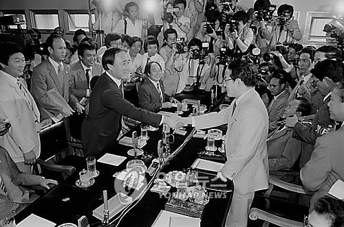 This file photo, taken July 23, 1985, shows Kwon Jung-dal (L), a former South Korean lawmaker, shaking hands with his North Korean counterpart, Jon Kum-chol (R), at the truce village of Panmunjom before conducting preliminary contact for an inter-Korean parliamentary meeting. (Yonhap)
