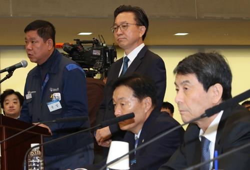 In this photo taken on Oct. 22, 2018, KDB Chairman Lee Dong-gull (R), GM Korea Vice President Choi Jong (3rd from right) and GM Korea union spokesman Lim Han-taek (4th from right) attend a parliamentary audit held at Industrial Bank of Korea in central Seoul. (Yonhap)