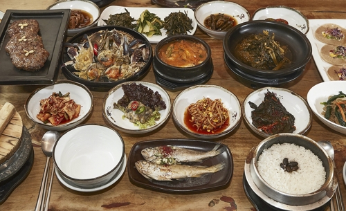 This photo shows a dish of steamed rice on a hot pot, served alongside a variety of Korean side dishes, at a restaurant in Icheon, 80 kilometers south of Seoul. (Yonhap)