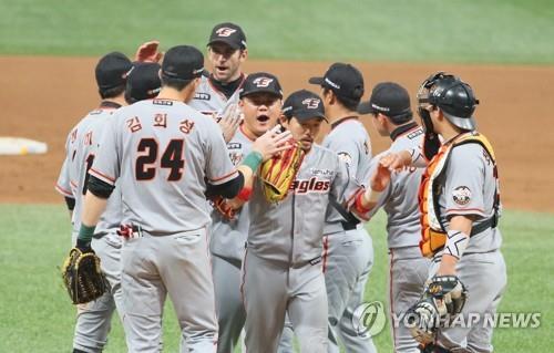 Players of the Hanwha Eagles celebrate their 4-3 victory over the Nexen Heroes in Game 3 of the Korea Baseball Organization's first-round postseason series at Gocheok Sky Dome in Seoul on Oct. 22, 2018. (Yonhap)