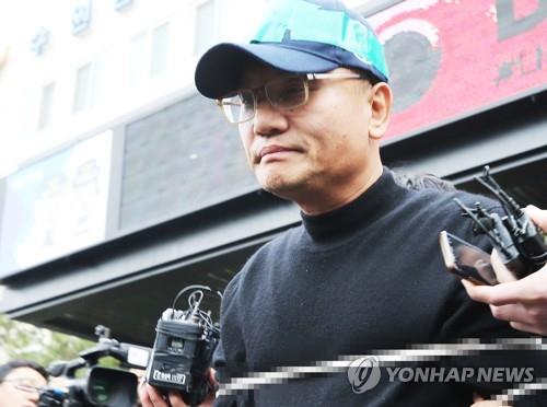 Yang Jin-ho is transferred to the prosecution office from Suwon Nambu Police Station in Suwon, south of Seoul, on Nov. 16, 2018. (Yonhap)