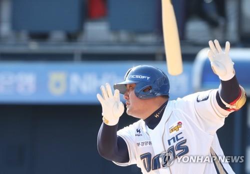 In this file photo from March 14, 2018, Choi Joon-suk, then with the NC Dinos, gets a base hit against the SK Wyverns in the bottom of the ninth inning of a Korea Baseball Organization preseason game at Masan Stadium in Changwon, 400 kilometers southeast of Seoul. (Yonhap)