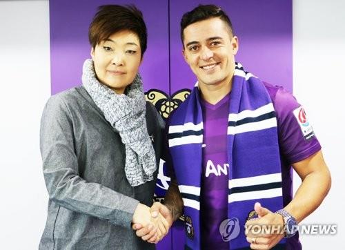 This file photo provided by FC Anyang football club on March 17, 2017, shows the team's then general manager, Im Eun-ju (L), shaking hands with a new acquisition for the club, Wesley Alex Maiolino. (Yonhap)
