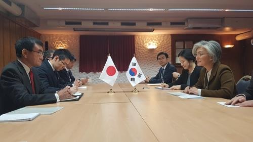 South Korean Foreign Minister Kang Kyung-wha (R) speaks with her Japanese counterpart Taro Kono during their talks at a hotel in Davos, Switzerland, on Jan. 23, 2019. (Yonhap)