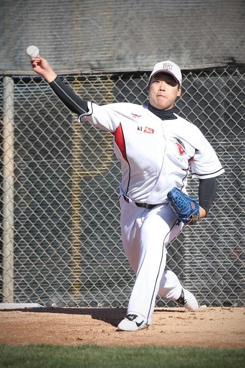 In this photo, provided by the KT Wiz baseball club on Feb. 8, 2019, Kang Baek-ho, former high school pitcher-turned-outfielder, throws in the bullpen during the team's spring training at Kino Sports Complex in Tucson, Arizona. (Yonhap)