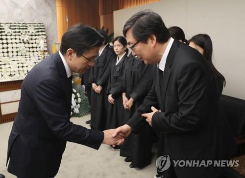 Hwang Kyo-ahn (L), chairman of the Liberty Korea Party, consoles the bereaved family of the late Kim Hong-il at Severance Hospital in Seoul on April 22, 2019. (Yonhap)