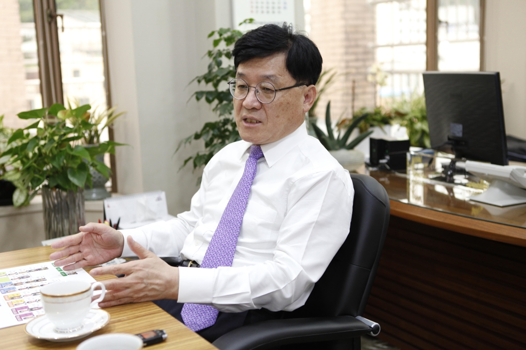 In this photo taken on April 26, 2019, KAMA President and CEO Jeong Marn-ki talks about challenges facing South Korean carmakers during an interview with Yonhap News Agency at the automobile industry lobby's office in Seocho, southern Seoul. (Yonhap)