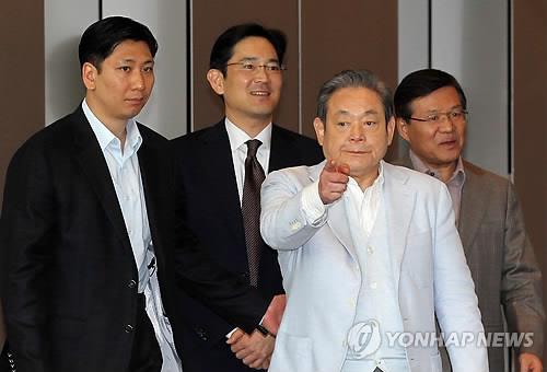 In this photo taken April 21, 2011, Samsung Electronics Chairman Lee Kun-hee (3rd from L), his son and Samsung Electronics President Lee Jae-yong (2nd from L), and the company's other officials enter Samsung Electronics office building in Seoul. (Yonhap)