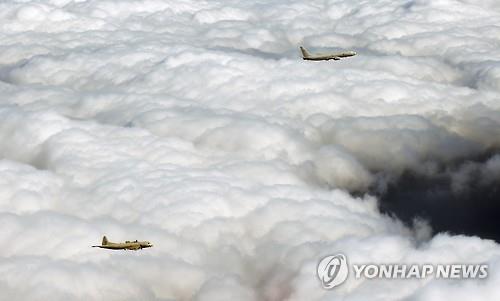 Shown in this photo provided by the South Korean Navy on Feb. 17, 2016, is its P-3 patrol aircraft (L) and the U.S. Navy's P-8 aircraft conducting a joint anti-submarine exercise. (PHOTO NOT FOR SALE) (Yonhap)