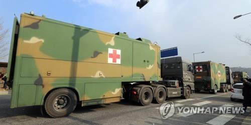 Trucks with military mobile medical containers enter a government facility in Jincheon, North Chungcheong Province, on Jan. 31, 2020, where South Koreans evacuees from the Chinese city of Wuhan have been quarantined, (Yonhap)