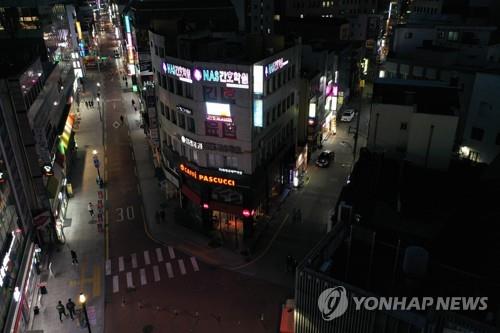 This photo, taken on Feb. 24, 2020, shows that Dongsung-ro, a major shopping thoroughfare in Daegu, 300 kilometers southeast of Seoul, is almost entirely empty of pedestrians, with many shops shuttered, as people in the city stay at home due to concerns over the novel coronavirus. (Yonhap)